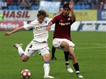Spar�ansk� fotbalista Niklas Hoheneder blokuje st�elu ostravsk�ho M�ria Li�ky.