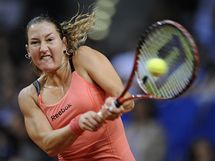 Izraelsk tenistka Shahar Peerov se sousted na odehrn mku bhem zpasu s Belgiankou Heninovou na turnaji ve Stuttgartu.