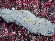 Fanouci Bayernu Mnichov v hlediti oslavuj zisk mistrovskho titulu