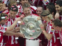 MISTI! Fotbalist Bayernu Mnichov oslavuj zisk mistrovskho titulu.