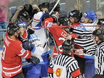 Šarvátka mezi hokejisty Kanady a Itálie během jejich vzájemného střetnutí ve skupině B.