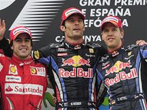 Nejlep ti jezdci z Velk ceny panlska: vtz Mark Webber (uprosted), druh Fernando Alonso (vlevo) a tet Sebastian Vettel