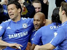 Fotbalist Chelsea se raduj z glu, kter vstelil tonk Nicolas Anelka (druh zleva)