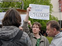 Demonstranti na mtinku SSD v Brn. (5. kvtna 2010)