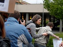 Pznivce SSD napadl demonstranta na mtinku v Brn. (5. kvtna 2010)