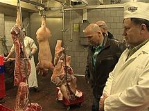 Zdeněk Pohlreich u řezníka pana Tlustého. Restauratérovi společně radí, že maso na steaky se musí nechat dozrát. 