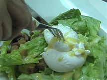 Jednoduchý salát se ztracenými vejci je hotový za pár minut.