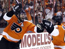 Simon Gagne a Danny Briere slav gl Philadelphie. 