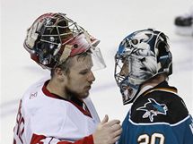 Brank Detroitu Jimmy Howard (vlevo) a Jevgenij Nabokov, glman San Jose. 