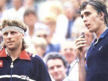 Ivan Lendl (vpravo) a Bjrn Borg po jednom ze vzjemnch zpas na zatku 80. let minulho stolet.