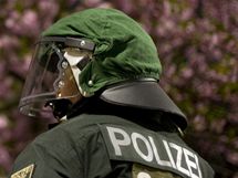 Radiklov zranili pi prvomjovch oslavch v Nmecku stovku policist