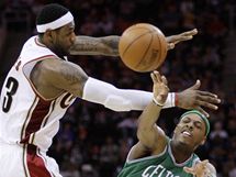 LeBron James (vlevo) z Clevelandu Cavaliers brn Paula Pierce z Bostonu Celtics