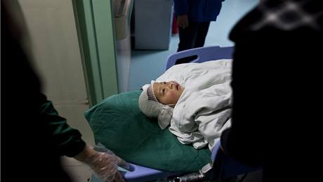 íntí lékai oetují jedno z dtí pobodaných ve mst ung-sin (29. dubna 2010)