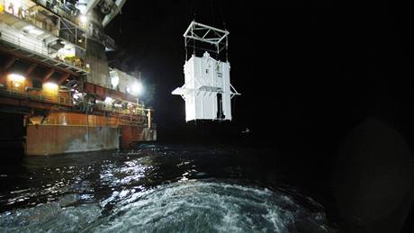 Spolenost British Petoleum spustila do Mexického zálivu obí kontejner. Stotunová konstrukce má zabránit katastrofickému úniku ropy (7. kvtna 2010)