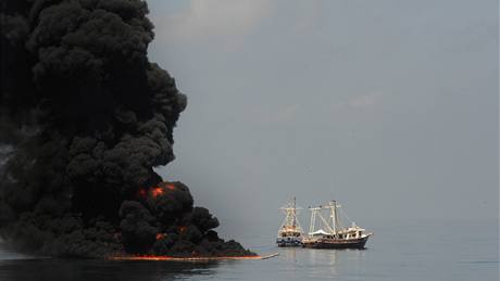 Záchranái zapalují ropnou skvrnu u pobeí Louisiany (7. kvtna 2010)
