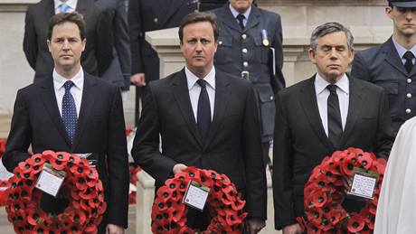 Lídi britských stran pi oslavách konce II. svtové války. Zleva: Nick Clegg, David Cameron a Gordon Brown (8. kvtna 2010)