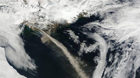 Islandská sopka Eyjafjallajökull chrlí sloup sope�ného popela a dýmu. (9. kv�tna 2010)