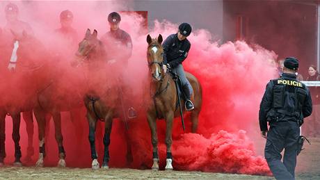 Ukázky výcviku koní ve venkovní jízdárn na Veterin, na snímku jízdní oddíl mstské policie.