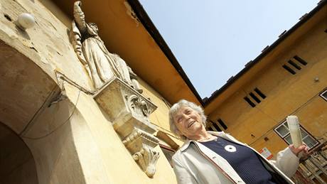 Historika Milena Flodrová u domu na eské ulici, kde bylo sídlo novináské obce.