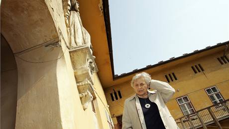 Histori�ka Milena Flodrová u domu na �eské ulici, kde bylo sídlo noviná�ské...