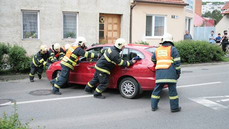 Dopravní nehoda v brnnské ásti Komín na ulici Hlavní.