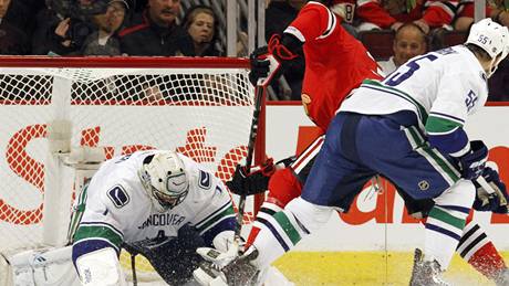 Branká� Vancouveru Roberto Luongo chytá pokus úto�níka Dustina Byfugliena z Chicaga