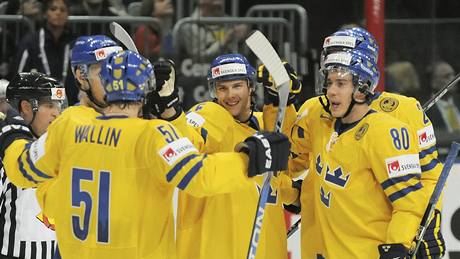 ŠVÉDSKÁ RADOST. Hokejisté Švédska se radují po gólu do norské sítě.