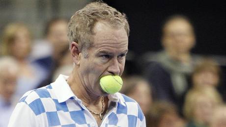 John McEnroe baví diváky na veteránském turnaji v Bostonu