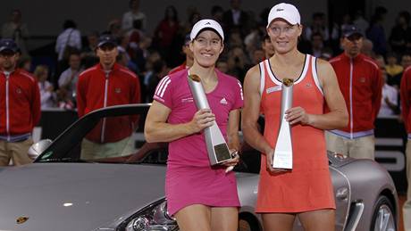 Vítzná Justine Heninová (vlevo) a finalistka Samantha Stosurová po finále turnaje ve Stuttgartu, kde Heninová získala i luxusní Porsche.
