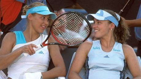Anna Kurnikovová (vlevo) a Martina Hingisová na US Open 2002