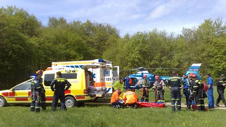 Záchraná�i u lomu Malá Amerika, kam 1. kv�tna spadla 25letá �ena