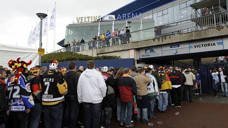 Fanouci stojí frontu na zahajující zápas hokejové MS 2010, který se hrál na fotbalovém stadionu Schalke 04