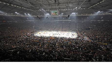 Zapln�né tribuny fotbalového stadionu Schalke 04, kde se hrál úvodní zápas hokejového MS 2010