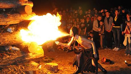 Pálení arodjnic v Havraníkách na Znojemsku, kde mají ji tradin obí vatru