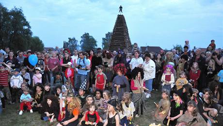 Pálení arodjnic v Havraníkách na Znojemsku, kde mají ji tradin obí vatru