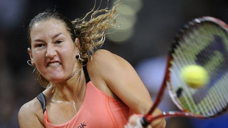 Izraelská tenistka Shahar Peerová se soustedí na odehrání míku bhem zápasu s