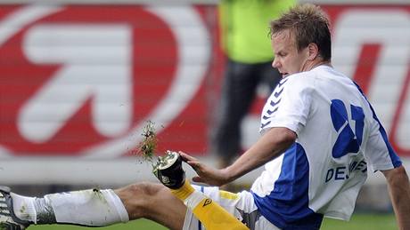 Radek Dejmek z Liberce padá po zákroku Milana kody z Bohemians 1905.