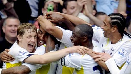 VEDEME! Fotbalisté Tottenhamu oslavují gól v síti Boltonu, jeho� autorem byl John Huddlestone (druhý zleva).