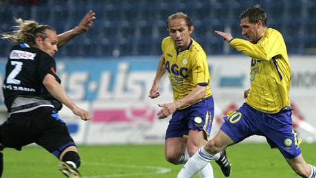 Vlastimil Sto�ický z Teplic (vlevo) se sna�í projít p�es kladenského Tomá�e Strnada, p�ihlí�í Pavel Verbí�.