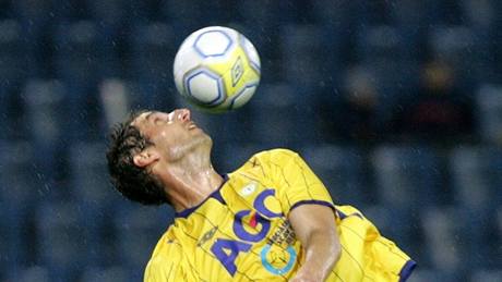 Teplický úto�ník Libor Do�ek se sna�í hlavou zasáhnout mí� p�ed Janem Procházkou z Kladna.