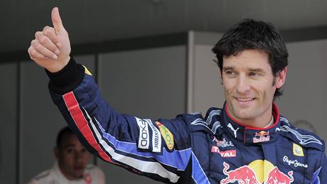 Mark Webber zdraví diváky poté, co si nejrychlejím asem v kvalifikaci zajistil pole position ve Velké cen panlska