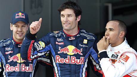 Nejrychlejí ti jezdci z kvalifikace na Velkou cenu panlska: první Mark Webber (uprosted), druhý Sebastian Vettel (vlevo) a tetí Lewis Hamilton