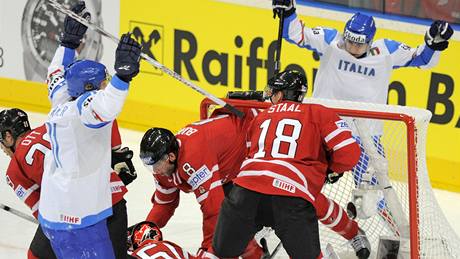 Italtí hokejisté se na mistrovství svta radují z gólu Kanad
