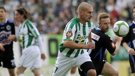 Marek Nikl (vlevo) bojuje s protihrá�em