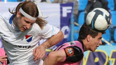 Ostravský obránce Ale� Neuwirth (vlevo) hlavi�kuje na bránu Mladé Boleslavi