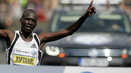 Eliud Kiptanui, vytrvalec z Keni, probíhá cílem Praského maratonu