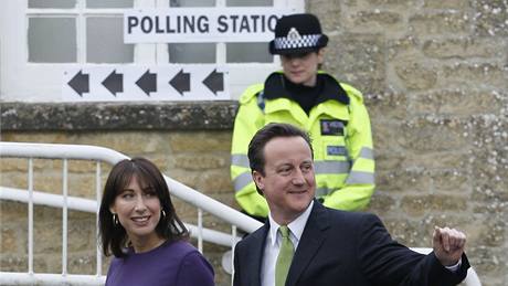 David Cameron volil s manelkou Samanthou ve Witney (6. kvtna 2010)