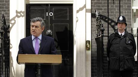 Lidé v Londýn procházejí kolem obených figurín s podobiznami Gordona Browna (vlevo), Nicka Clegga a Davida Camerona. Snímek z 24. dubna 2010