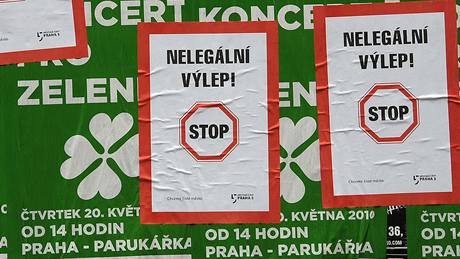 Nelegáln vylepené plakáty na koncert Strany zelených nechala pelepit radnice Prahy 5. (6. kvtna 2010)