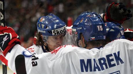 Jakub Voráek s Markem se radují z první branky eského týmu.